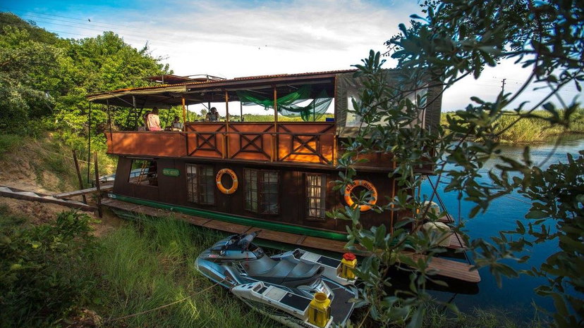 Kubu Queen Houseboat